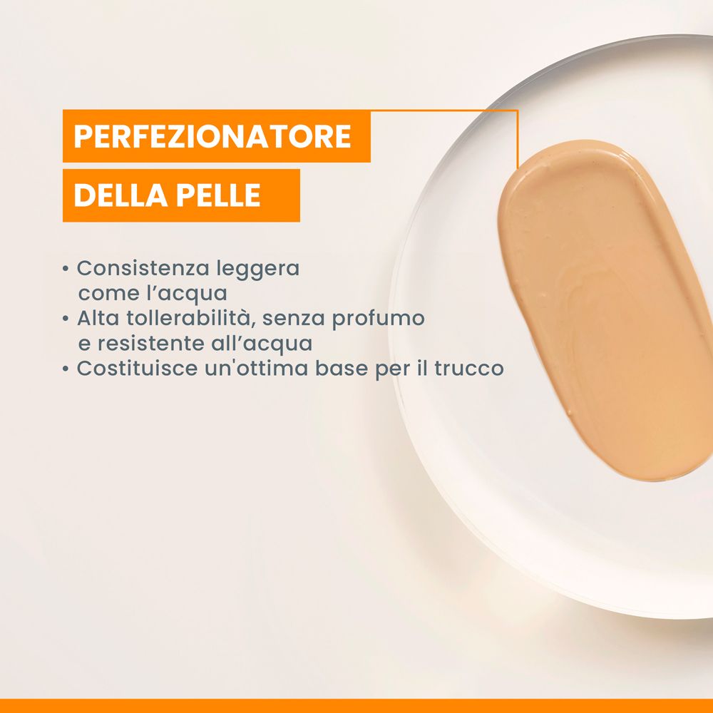 Campione di prodotto su una superficie. Consistenza leggera, alta tollerabilità, resistente all'acqua. Base trucco.