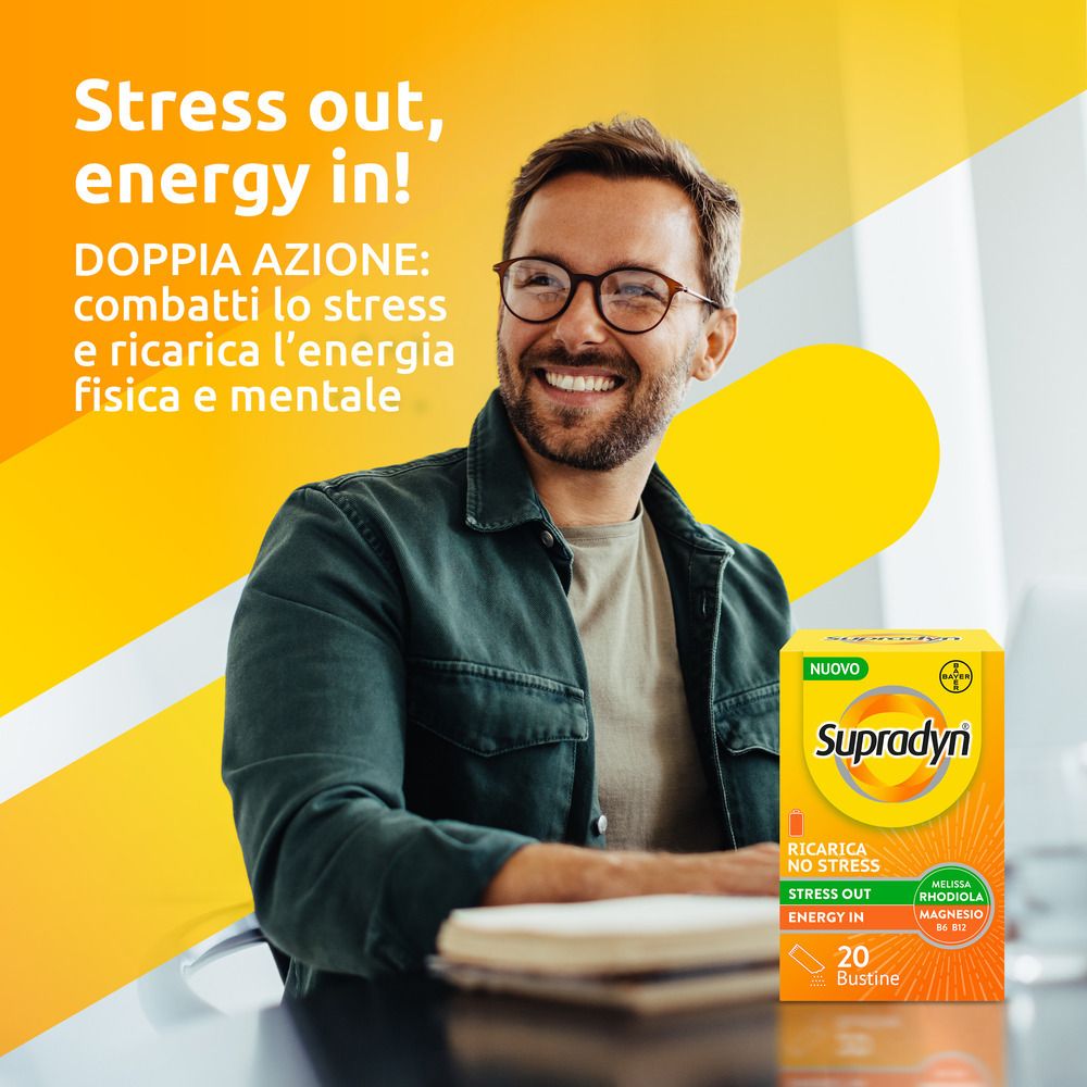 Uomo con occhiali tiene scatola Supradyn. Testo: Ricarica No Stress, 20 bustine. Contiene magnesio, B6, B12.