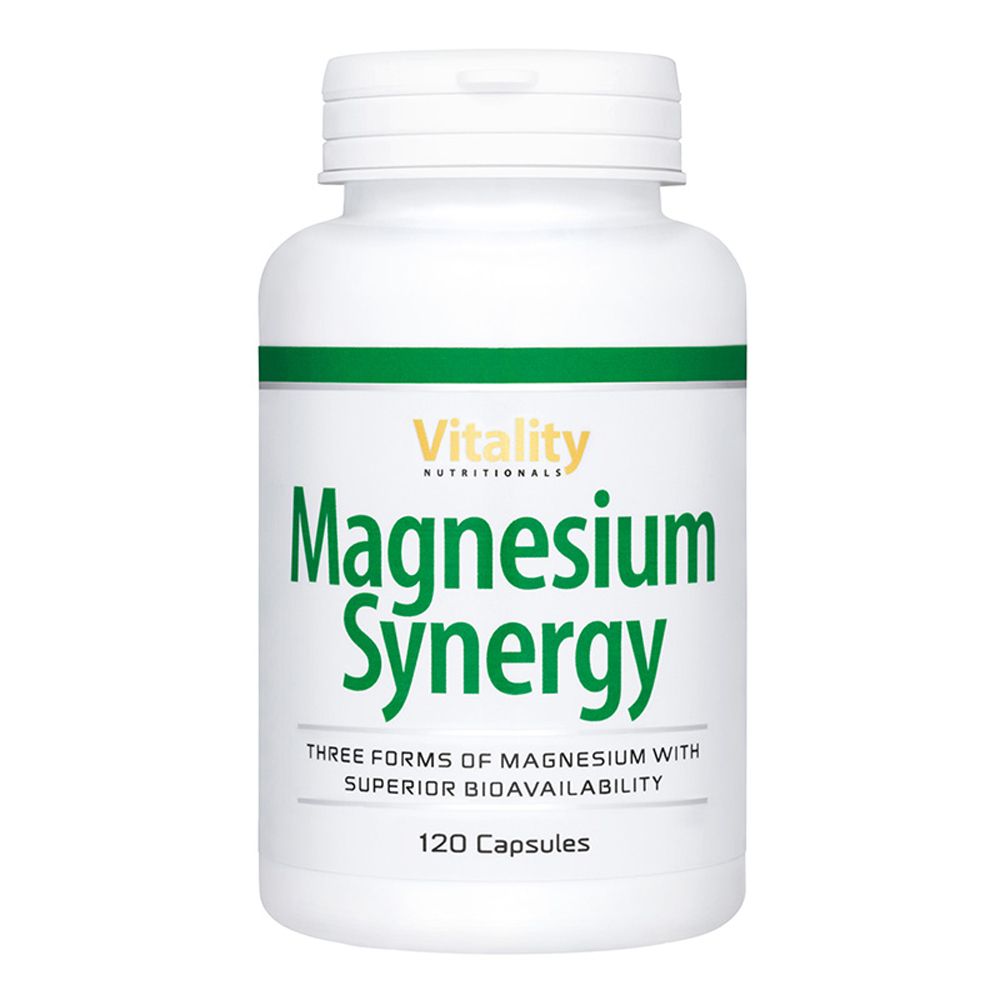 Flacone bianco con fascia verde. Scritta: Magnesium Synergy, 120 capsule. Marchio: Vitality Nutritionals.