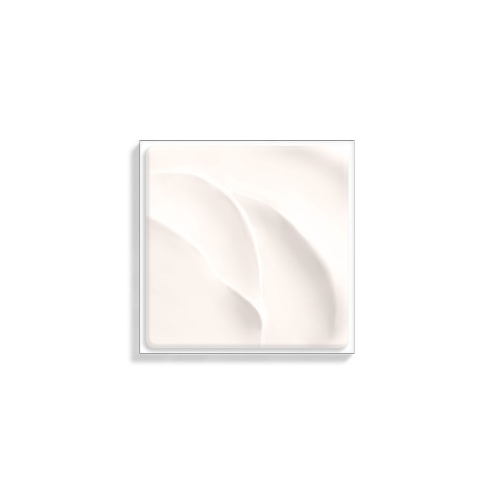 Texture di crema bianca quadrata su sfondo bianco.