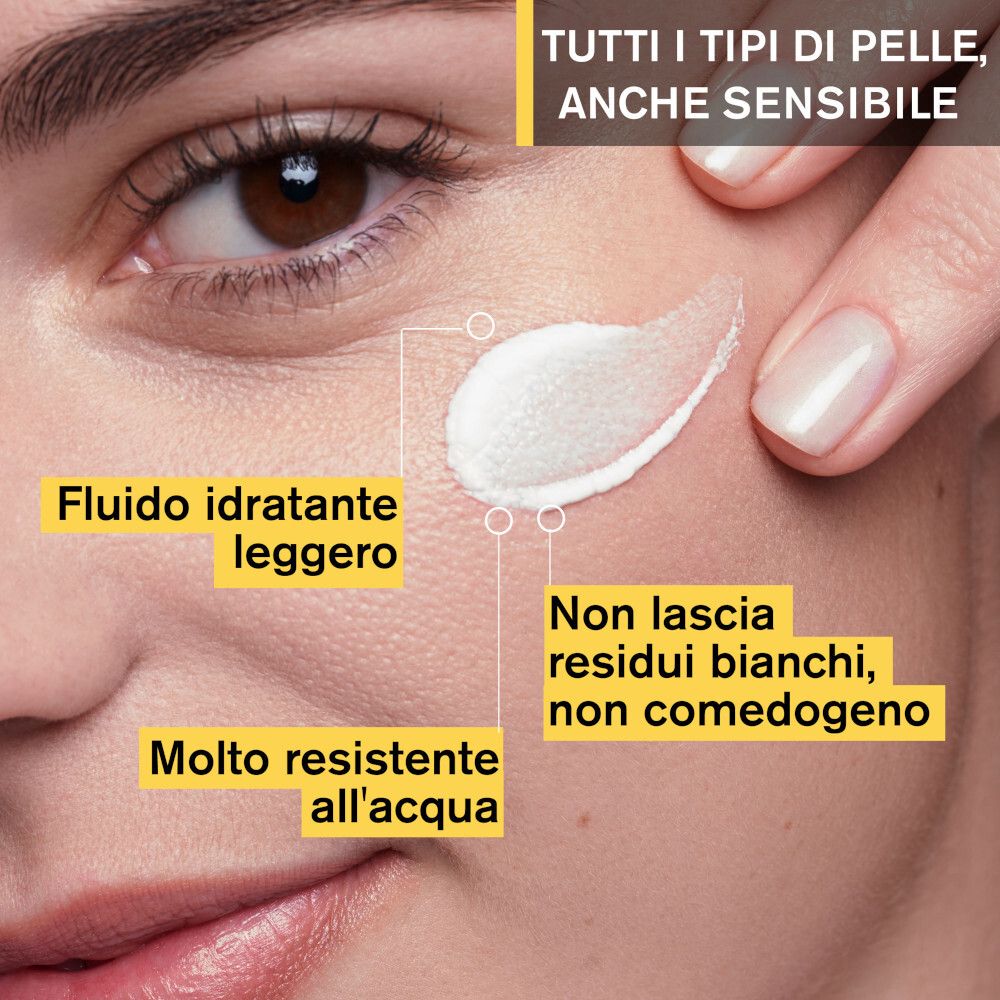 Primo piano di un viso con crema applicata. Testo: Non grasso, resistente all'acqua, idratante.