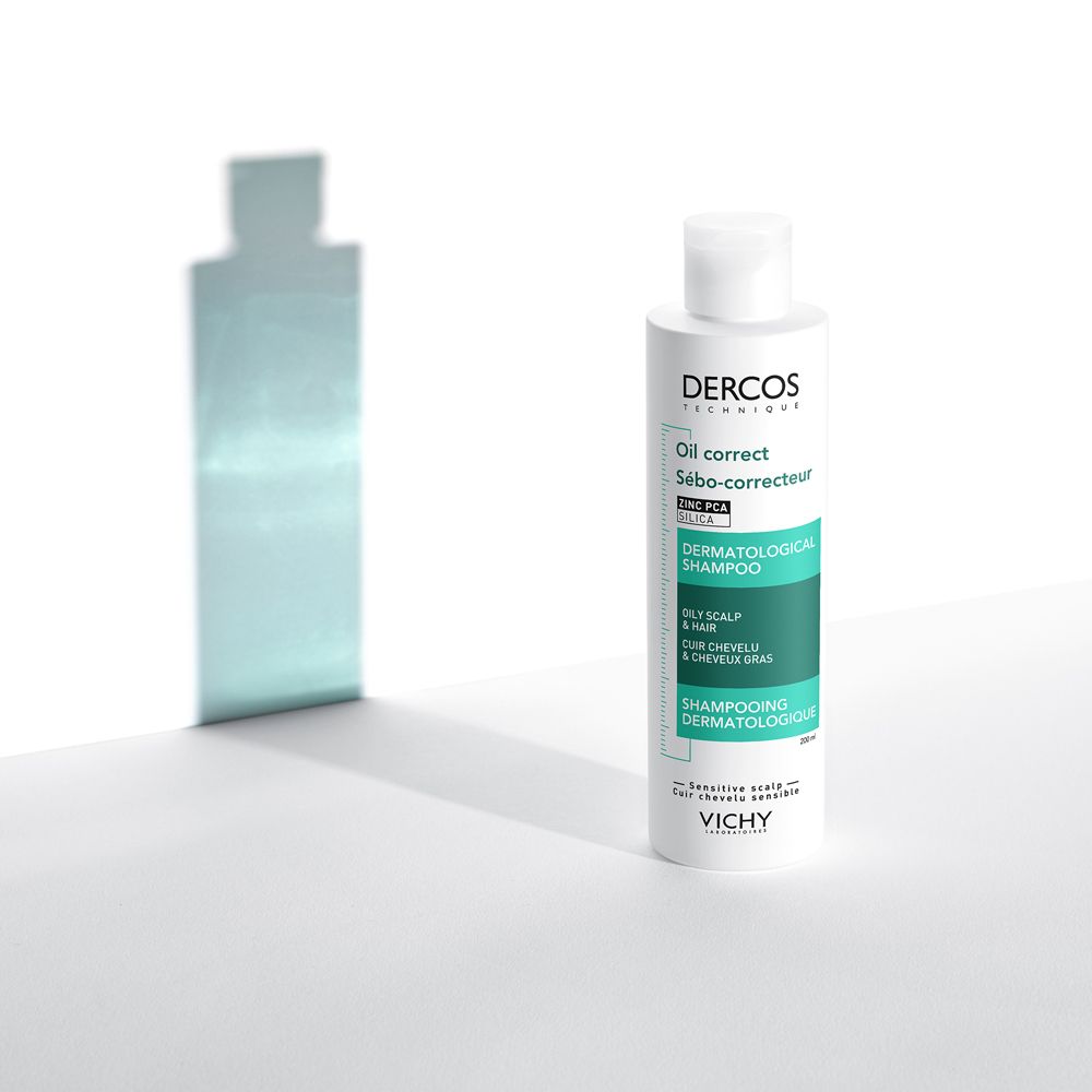 Weiße Flasche Dercos Oil Correct Dermatologisches Shampoo mit türkisfarbenem Etikett.