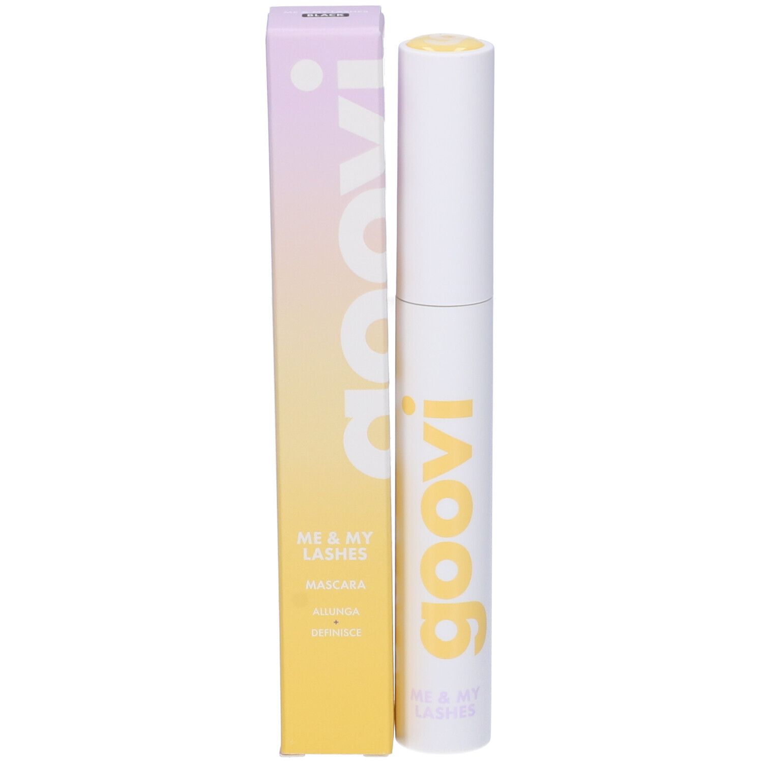 Tubo di mascara e confezione. Tubo di mascara bianco con stampa gialla "goovi" e "ME & MY LASHES". Confezione con testo.