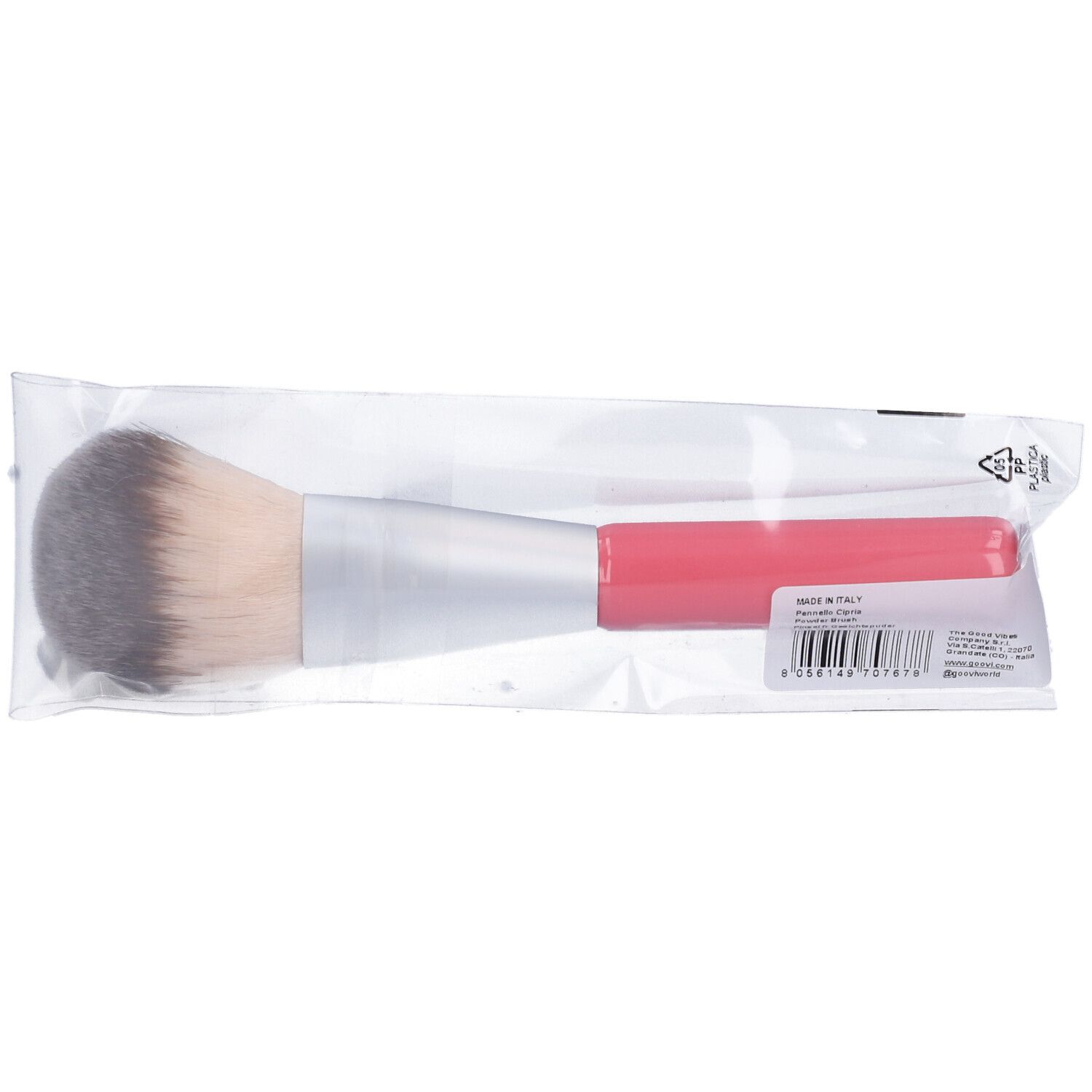 Pennello cipria in confezione di plastica. Manico rosa. Setole grigie e beige. Etichetta con codice a barre e testo.