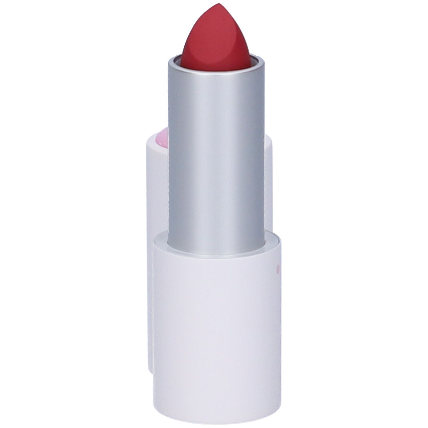 Rossetto rosso in astuccio bianco. Il cappuccio è rimosso. Il rossetto è leggermente inclinato.
