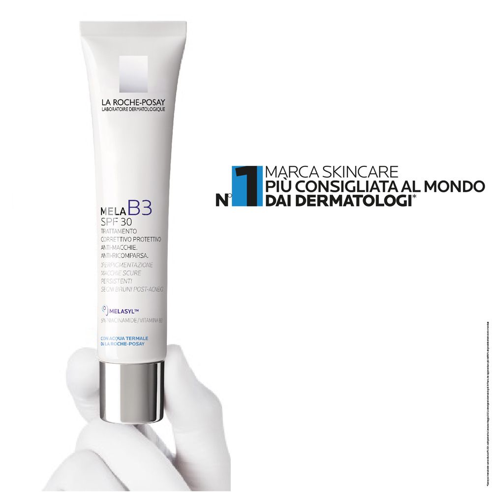 Tubo bianco La Roche-Posay Mela B3 SPF30. Testo e logo. Mano con guanto bianco che tiene il tubo.