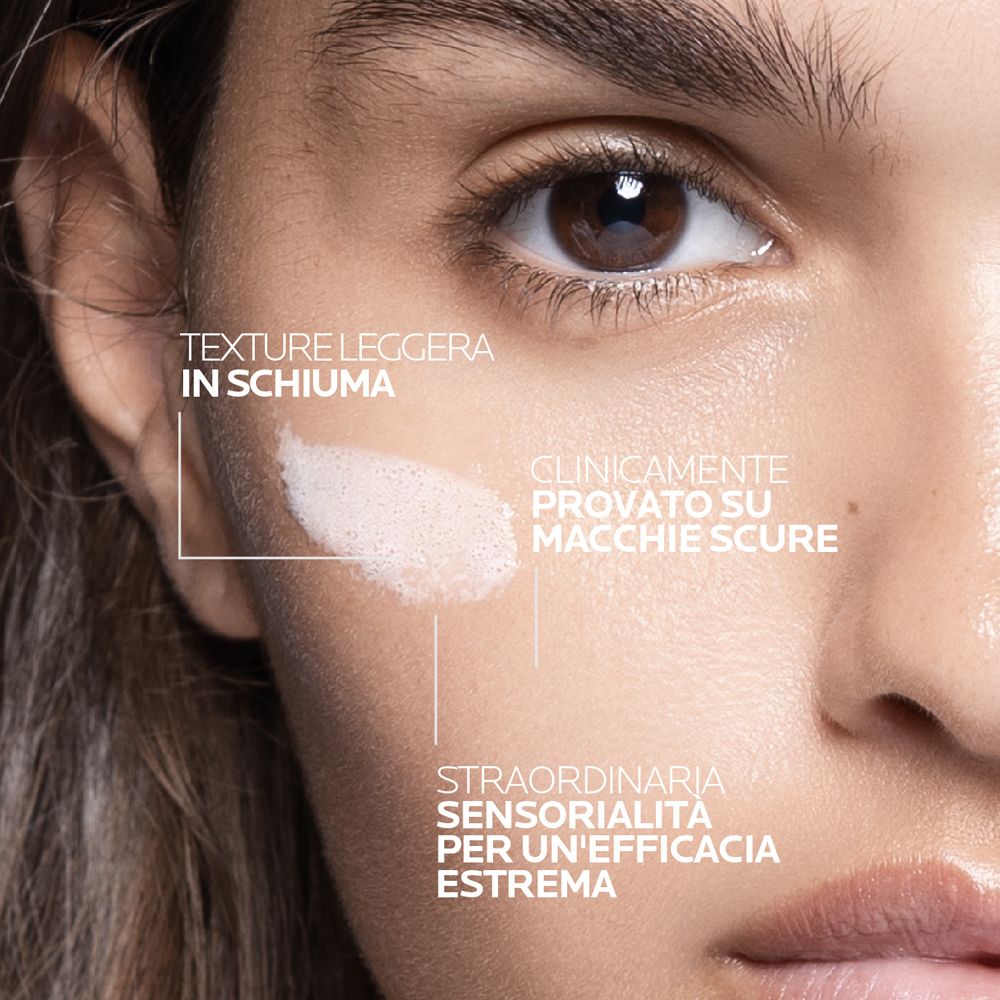 Viso di donna. Schiuma sulla pelle. Testo e frecce.