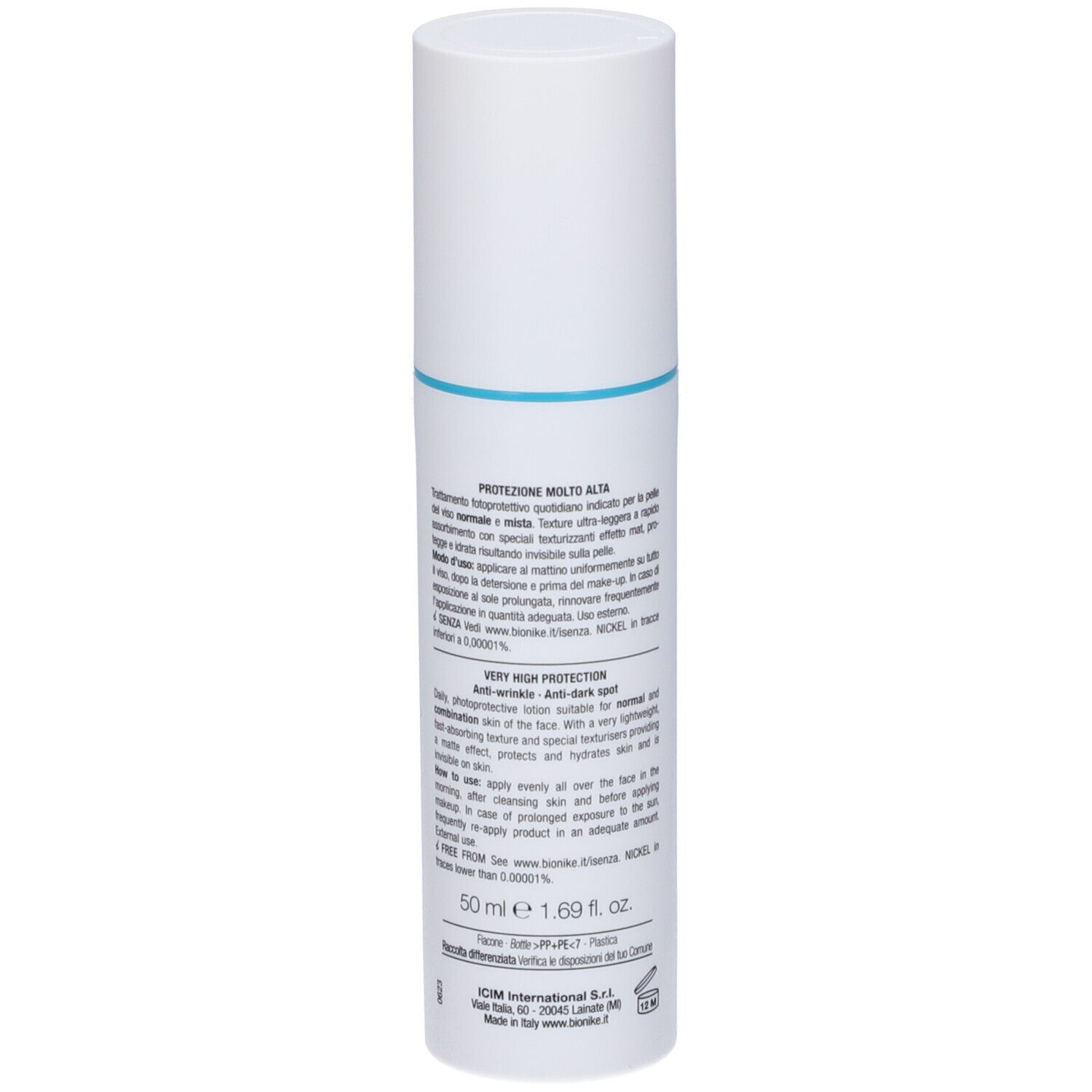 Flacone bianco con testo. Testo: BioNike, Defence Sun Age UV Specialist SPF 50+. Informazioni sull'uso e sugli ingredienti.