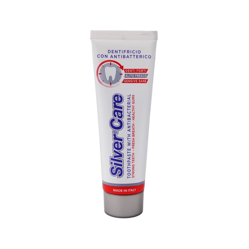 Tubo di dentifricio bianco con scritte blu e rosse. Contiene 'Silver Care' e 'DENTIFRICIO CON ANTIBACTTERICO'.