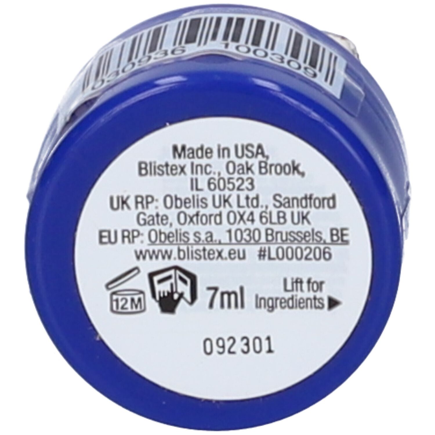 Blauer Tiegelboden mit Text: "Made in USA", Inhaltsstoffe, 7ml. Barcode und Haltbarkeitssymbol.