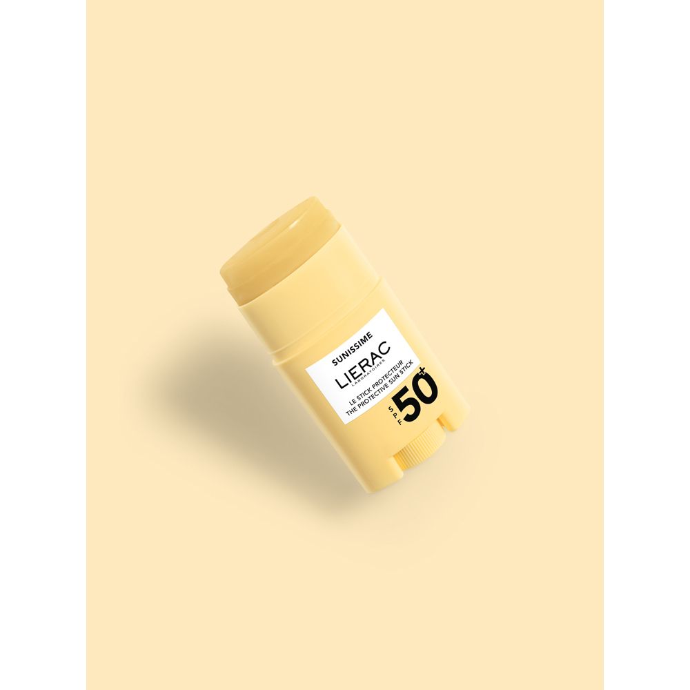 Stick solare giallo, tappo nero. Scritte: Sunissime, Lierac, SPF 50.