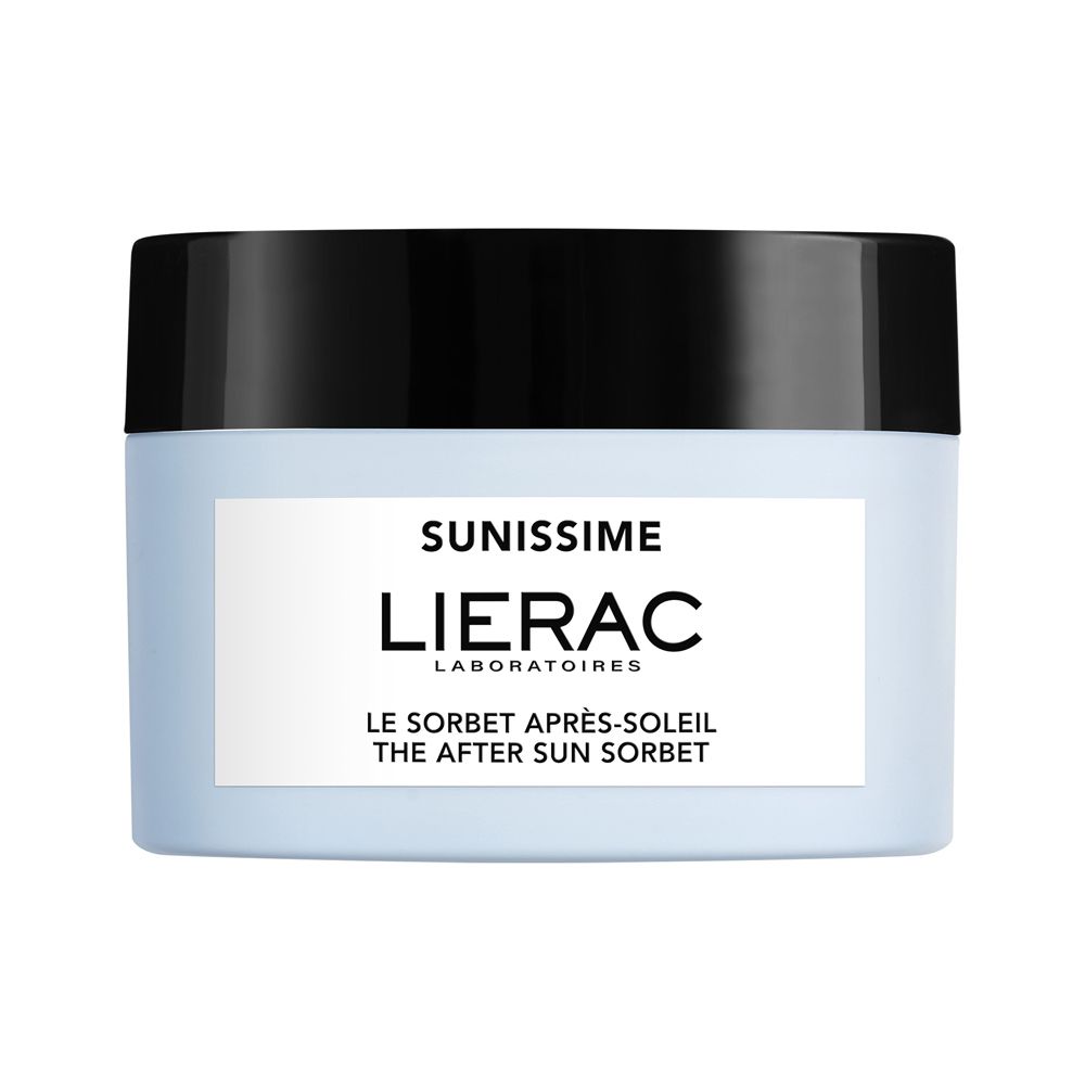 Vaso di crema azzurro chiaro con coperchio nero. Etichetta con SUNISSIME, LIERAC, LE SORBET APRÈS-SOLEIL, THE AFTER SUN SORBET.