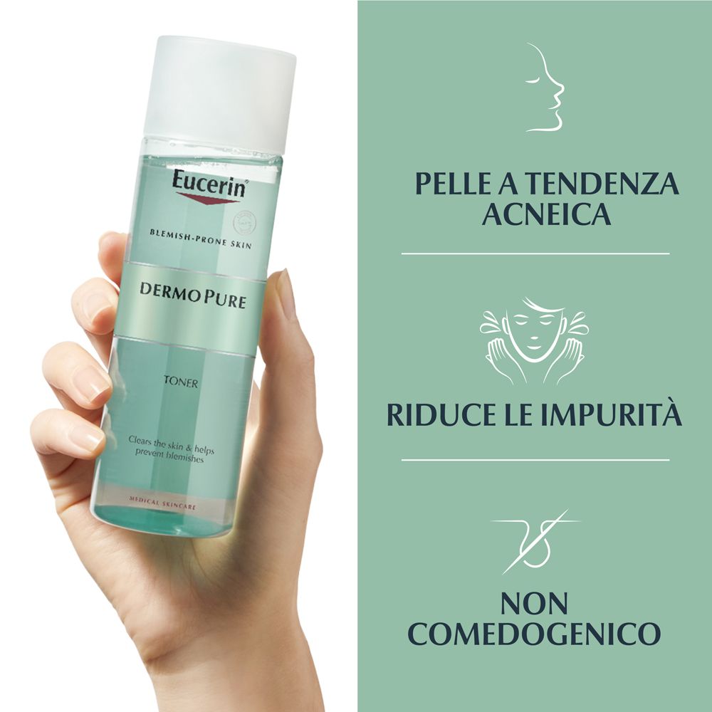 Mano con Eucerin DermoPure Tonico. Testo: Pelle a tendenza acneica. Riduce le impurità.