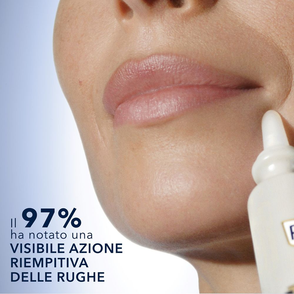 Primo piano delle labbra. Testo: il 97% ha notato un'azione visibile di riempimento delle rughe.