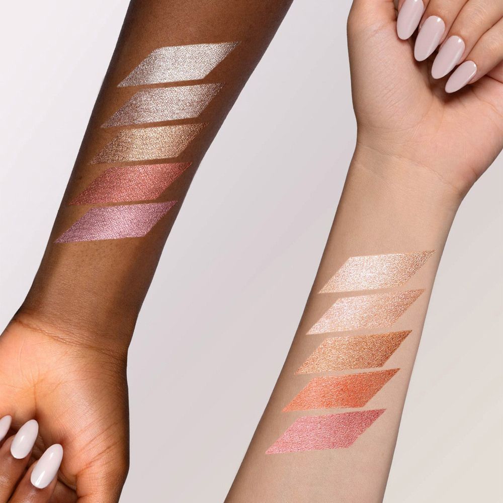 Due braccia con campioni colore ASTRA Make-Up Light Therapy. Diverse tonalità di pelle. Sei tonalità.