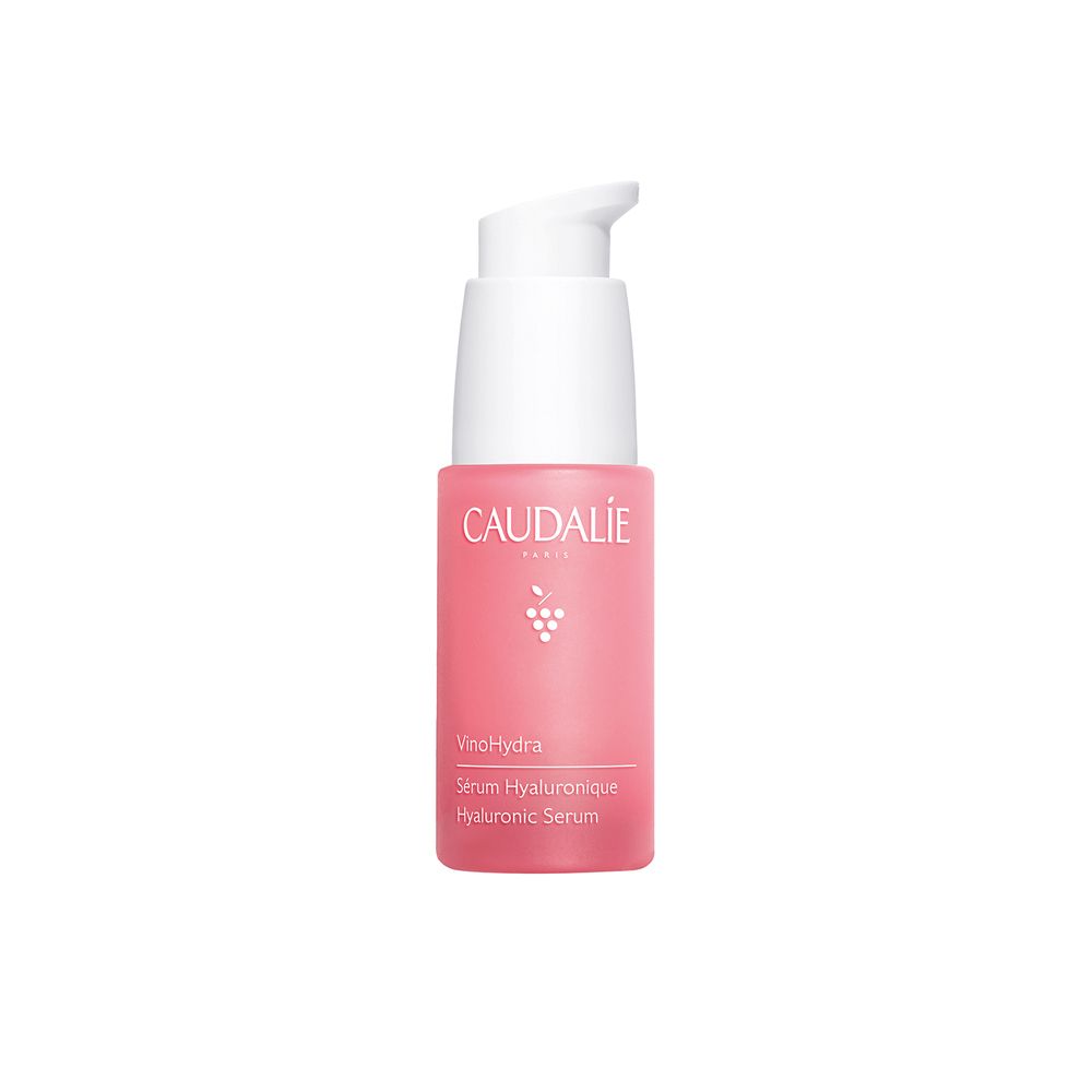 Flacone rosa con erogatore bianco. Scritta Caudalie, sotto Vinohydra e Sérum Hyaluronique.