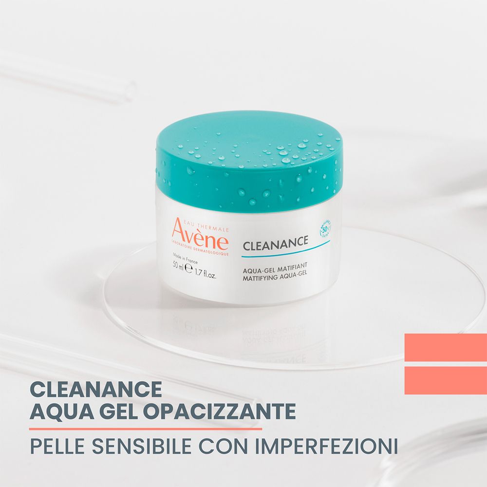 Weißes Tiegel mit blauem Deckel. Aufschrift: Eau Thermale Avène Cleanance. Auf Glasplatte.