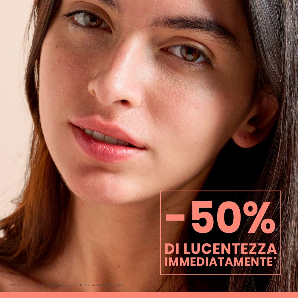 Gesicht einer Frau. Text: -50% di lucentezza immediatamente.