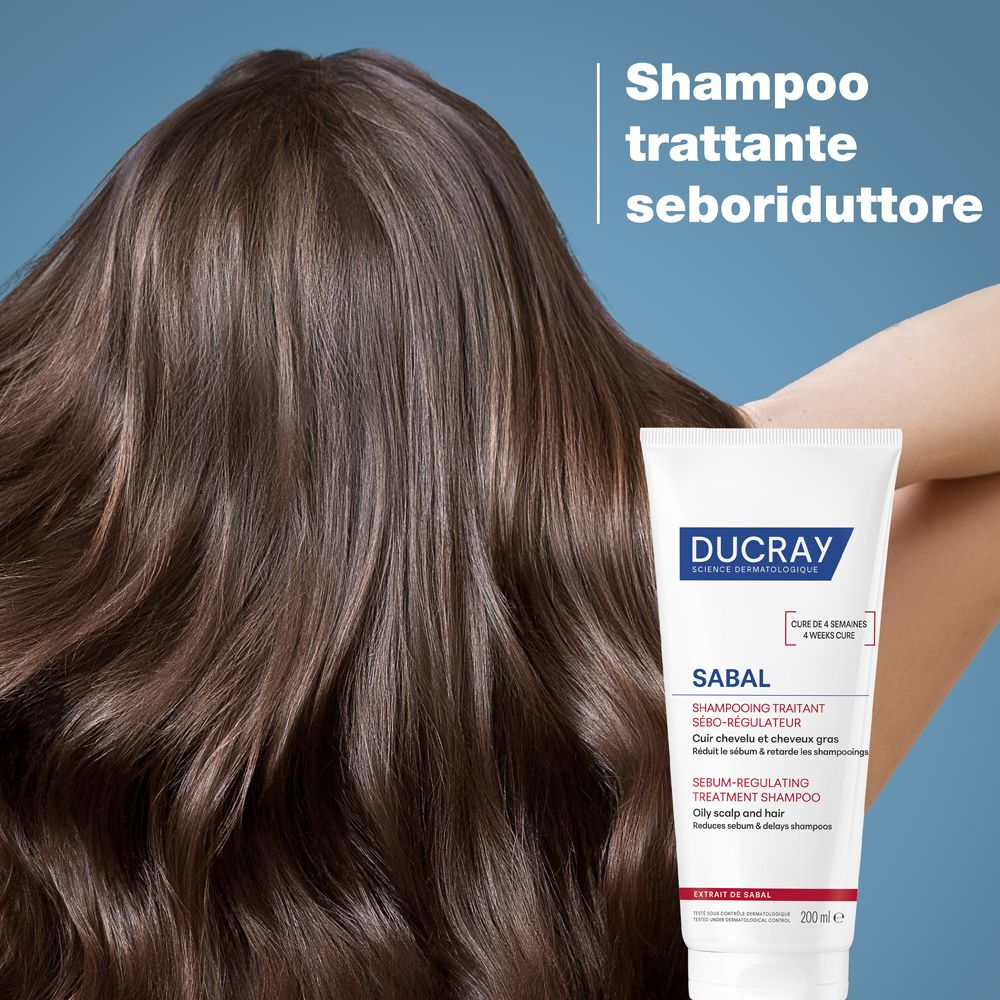 Eine weiße Tube Ducray Sabal Shampoo mit rotem Streifen und 200ml Angabe. Langes, braunes Haar ist im Hintergrund zu sehen.