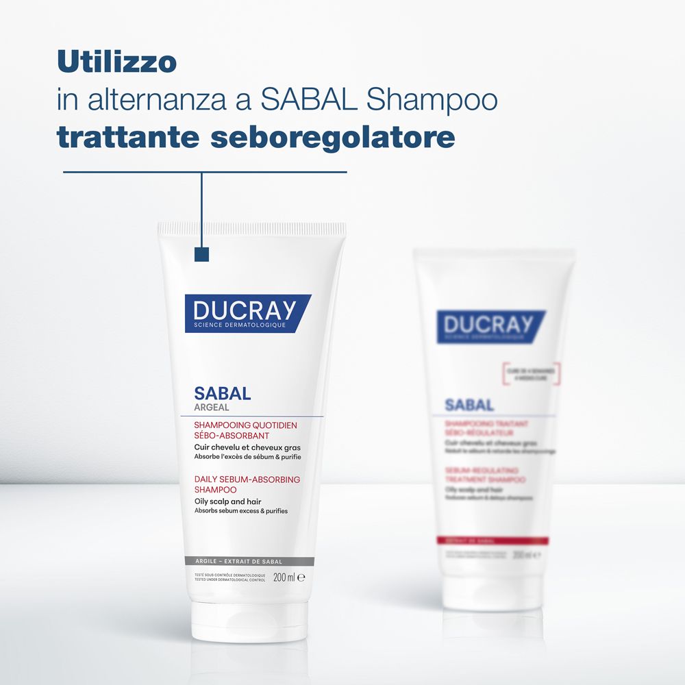 Zwei Ducray Sabal Shampooflaschen, eine mit rotem und eine mit grauem Etikett.