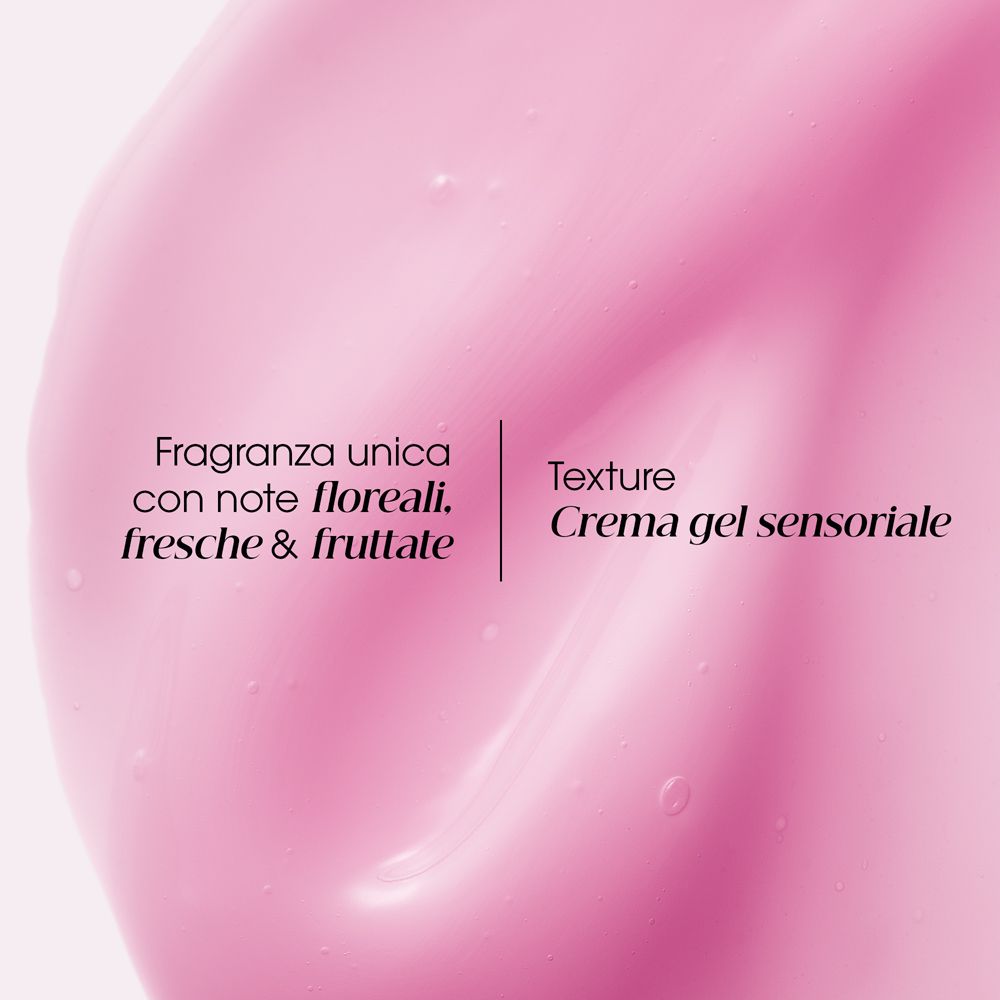 Texture gel rosa. Testo: Fragranza unica con note floreali, fresche & fruttate. Testo: Crema gel sensoriale.