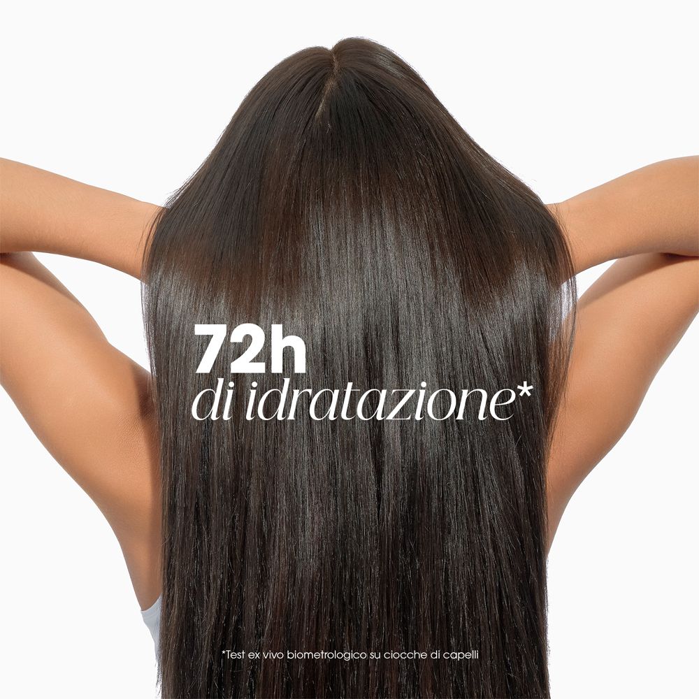 Schiena con capelli lunghi e lucenti. Testo: 72h di idratazione. Sfondo bianco. Test su ciocche di capelli.