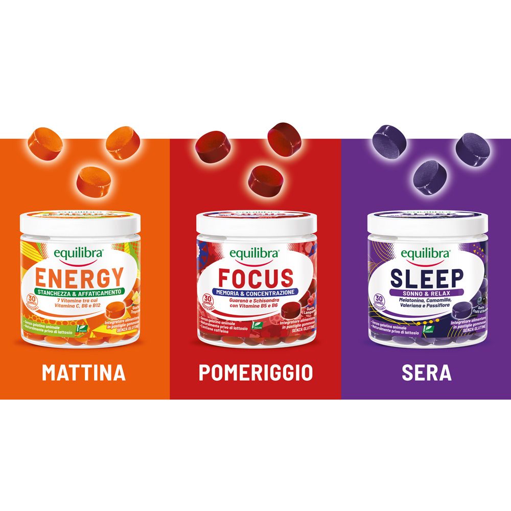 3 barattoli di caramelle gommose. Energy, Focus, Sleep. Mattina, pomeriggio, sera. Colori: arancione, rosso, viola. Nomi dei prodotti visibili.