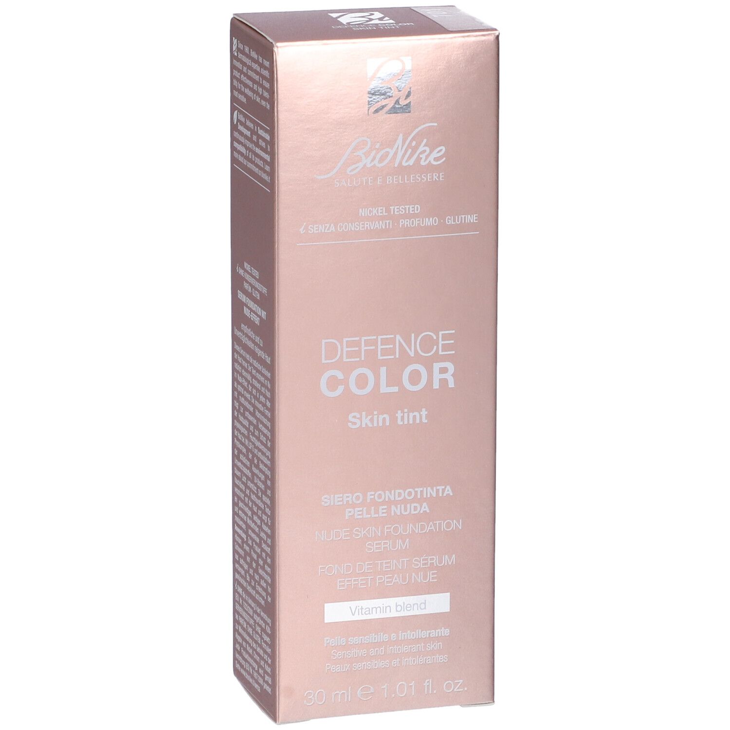Confezione rosa, diagonale. Marchio Bionike, Defence Color Skin Tint. Testo: Vitamin Blend. Volume: 30 ml.