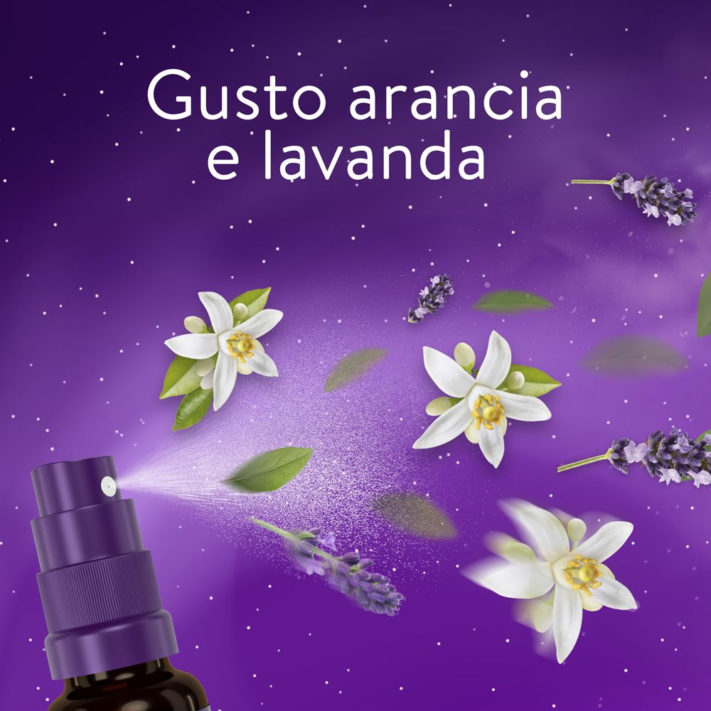 ZzzQuil Natura Spray. Orange-Lavendel-Geschmack. Sprühnebel mit Blüten und Blättern.