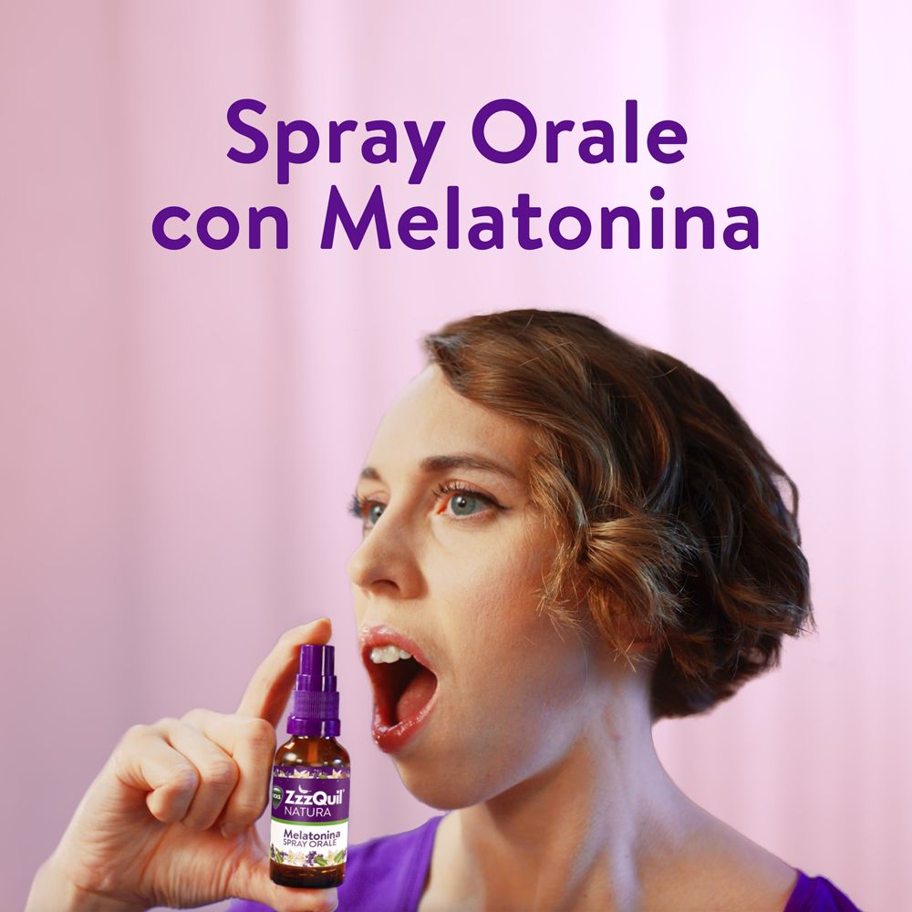 Frau sprüht in den Mund. ZzzQuil Natura Spray. Text: Spray Orale mit Melatonin.