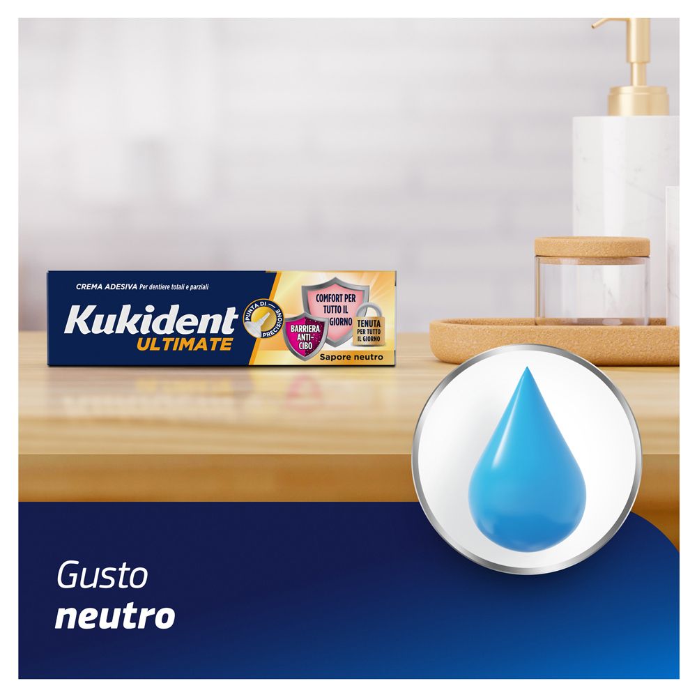 Kukident Ultimate Haftcreme-Verpackung auf Holzoberfläche. Blauer Tropfen. Text: Neutrale Geschmacksrichtung.