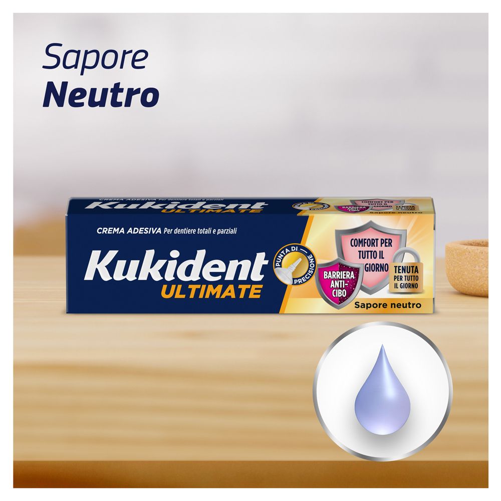 Kukident Ultimate Haftcreme-Verpackung auf Holzoberfläche. Blauer Tropfen. Text: Neutrale Geschmacksrichtung.