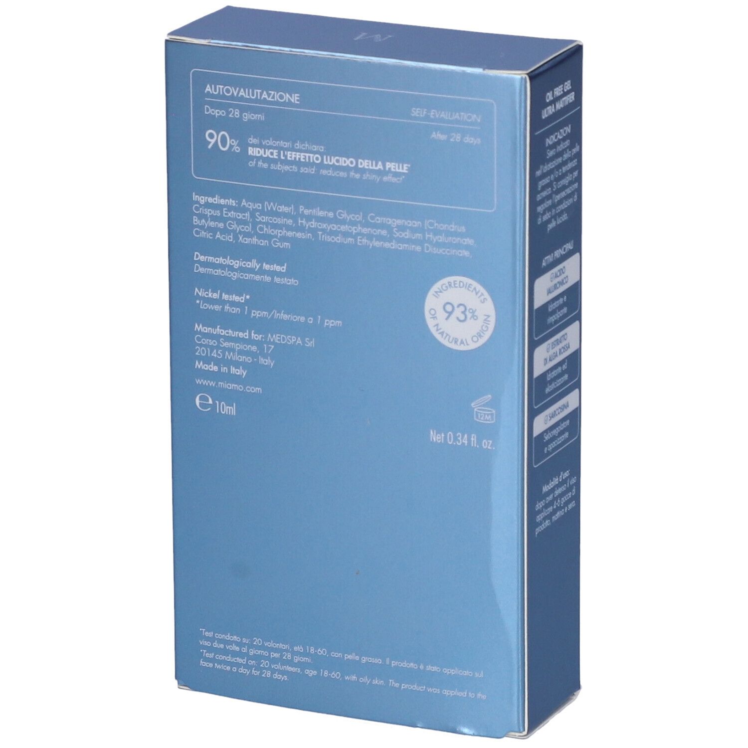 Retro di una scatola azzurra. Informazioni sul prodotto e ingredienti. Dermatologicamente testato. 93% ingredienti naturali.