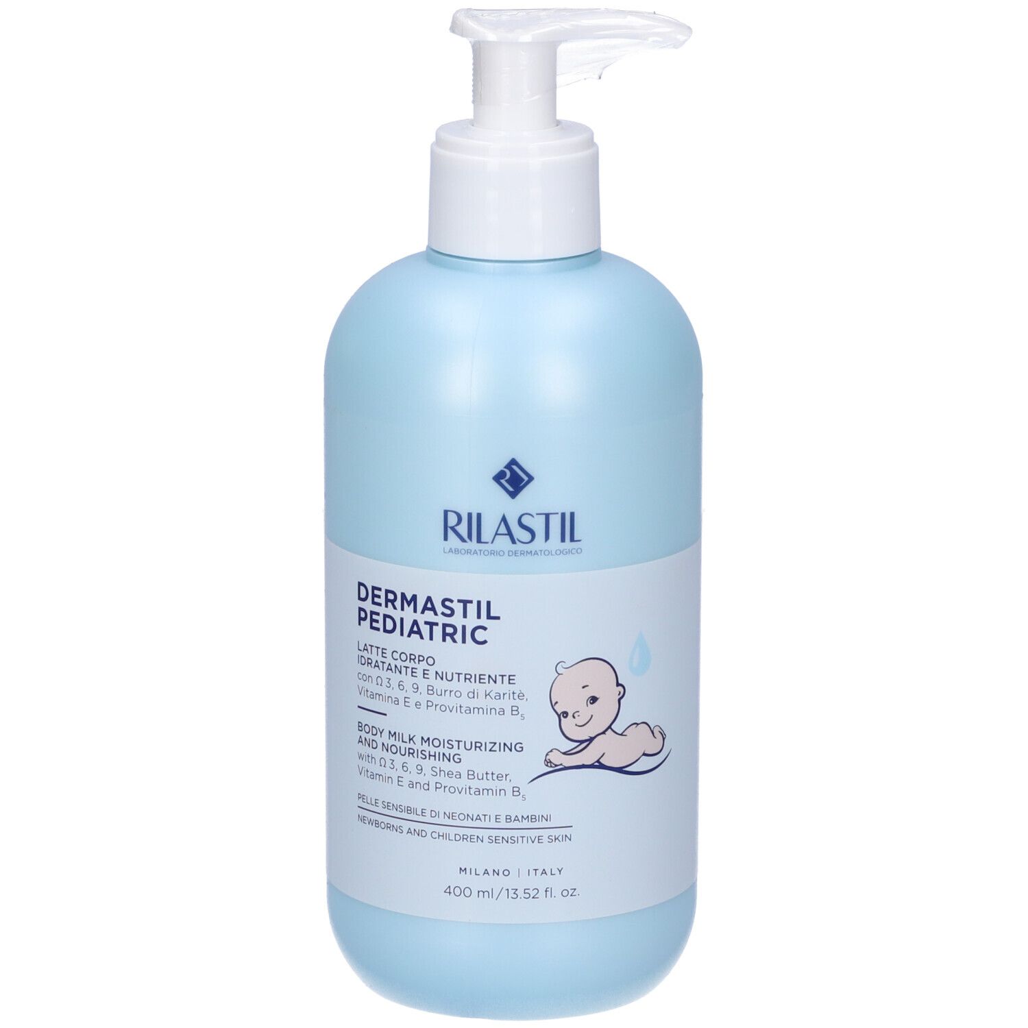 Hellblaue Flasche mit Pumpe. Aufschrift: Rilastil, Dermastil Pediatric. Enthält Milch, Vitamin E und B. Für empfindliche Haut.