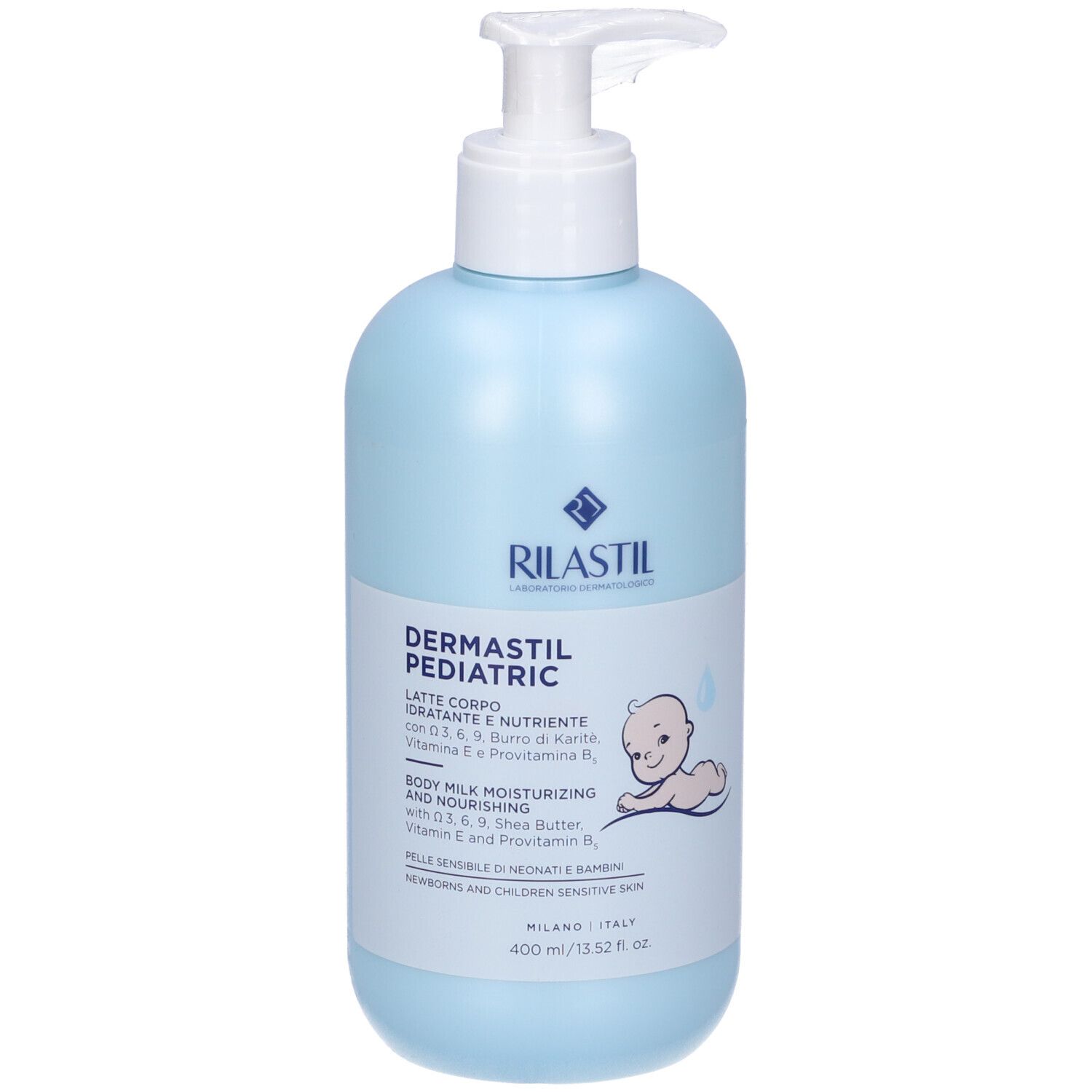 Hellblaue Flasche mit Pumpe. Aufschrift: Rilastil, Dermastil Pediatric. Enthält Milch, Vitamin E und B. Für empfindliche Haut.