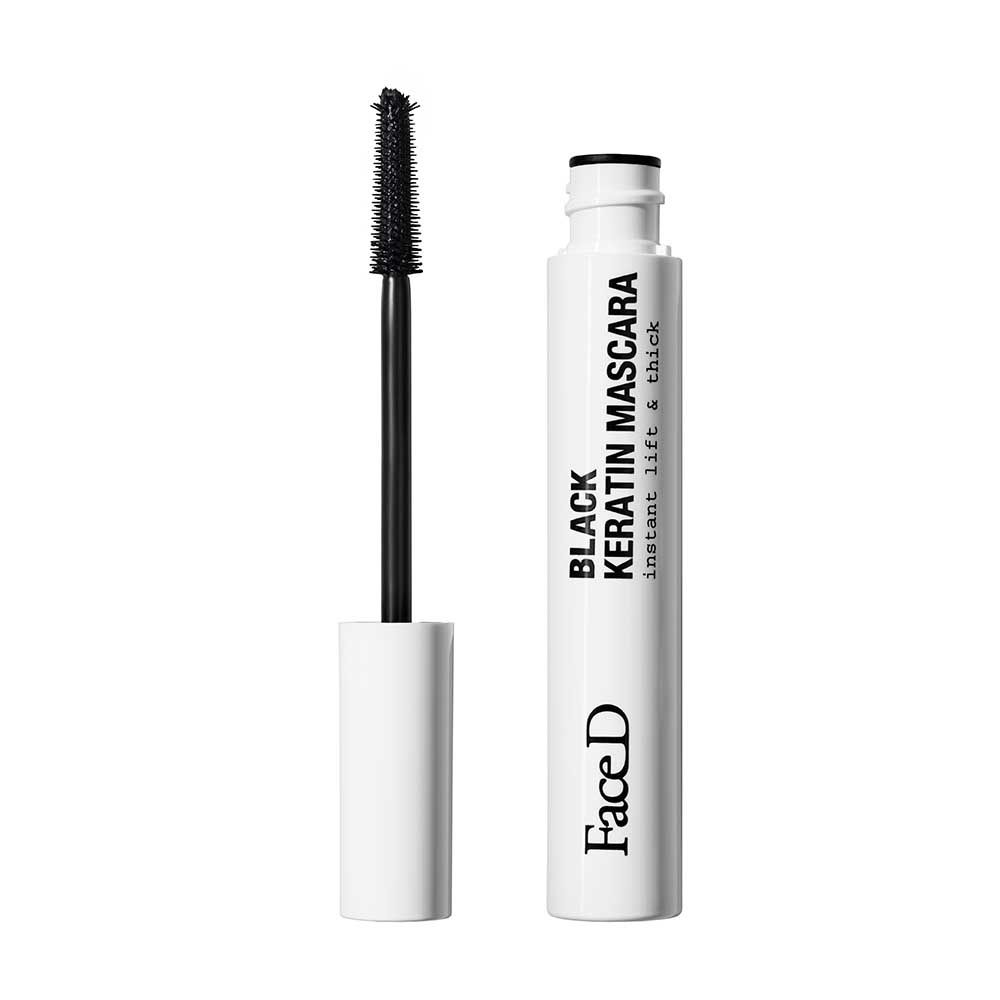 Mascara nera con spazzola. Contenitore bianco con testo nero: Black Keratin Mascara, FaceD.
