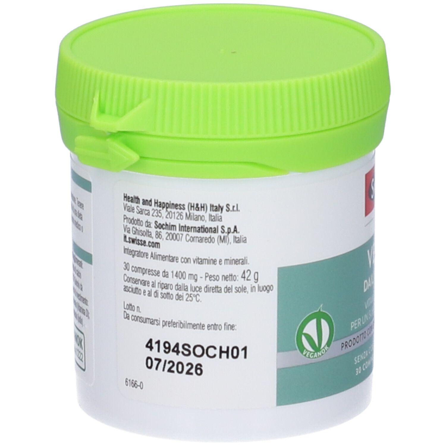 Retro del barattolo. Informazioni su produttore, ingredienti e scadenza. Coperchio verde.