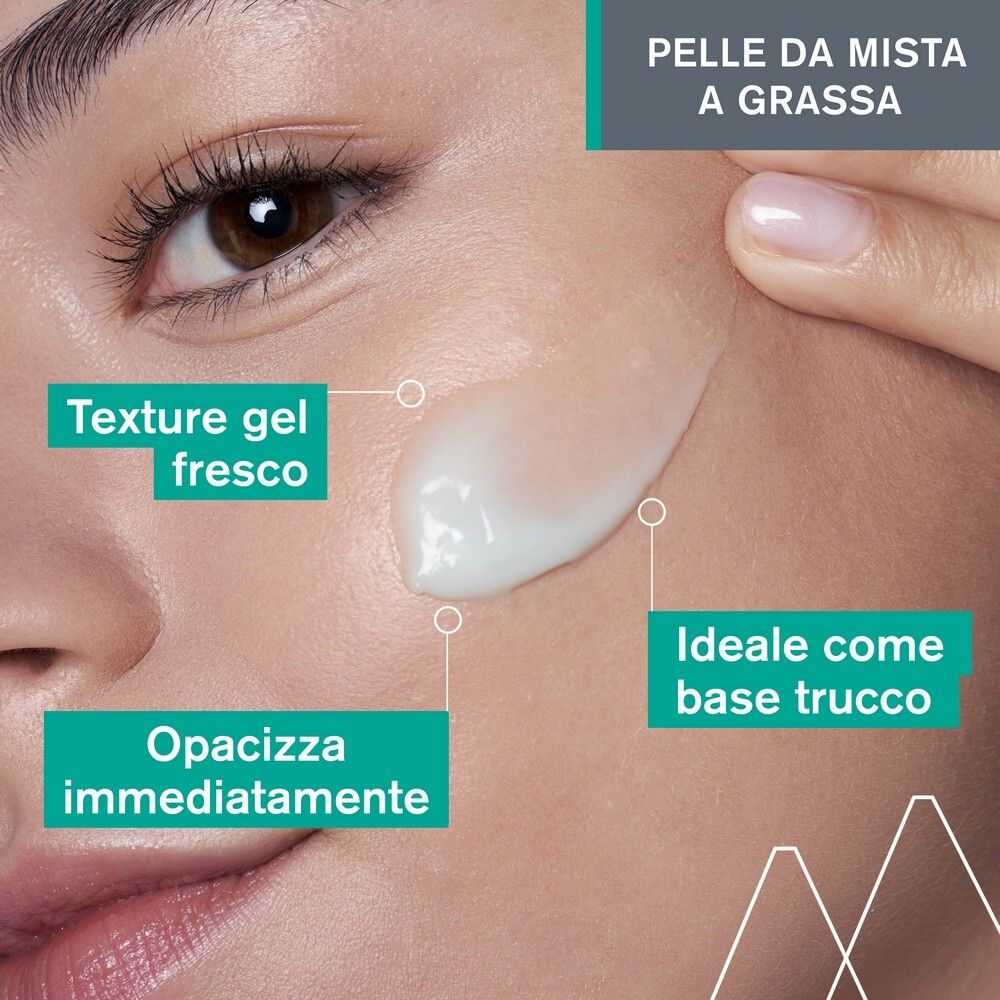 Primo piano di un viso. Gel applicato. Testo: Effetto mat vellutato, Emulsione fluida leggera, Profumazione fresca.