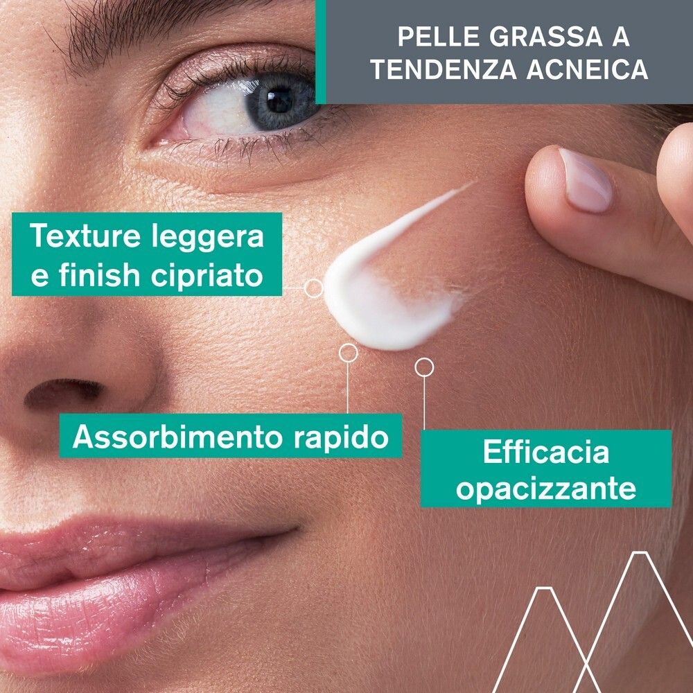 Primo piano di un viso. Applicazione di crema. Testo: Texture leggera, assorbimento rapido, efficacia opacizzante.