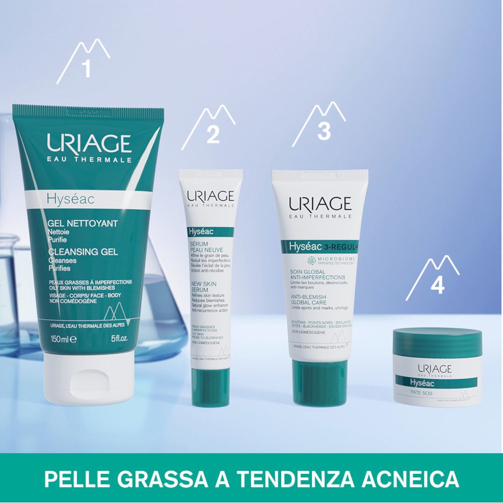 Quattro prodotti: gel detergente, siero, crema e vasetto. Tutti di URIAGE. Scritta: Per pelli grasse a tendenza acneica.