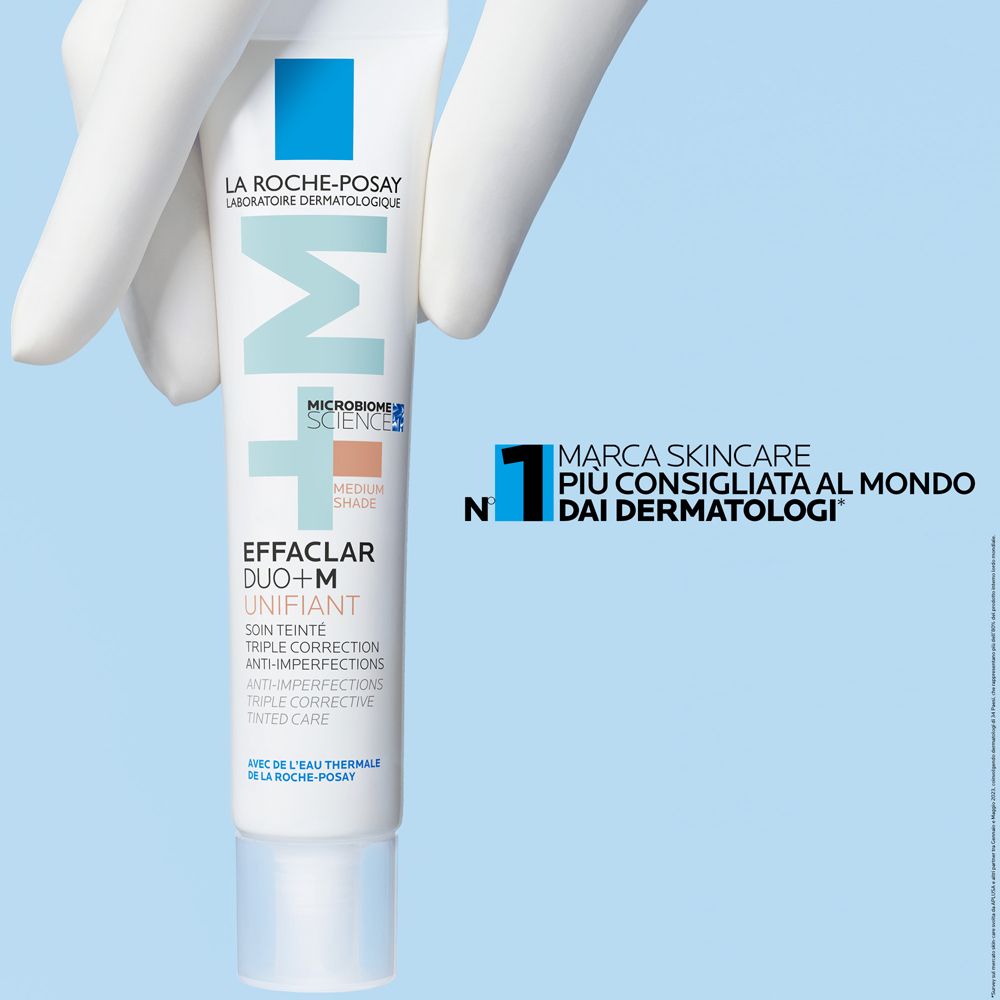 Tube Effaclar Duo+M Unifiant. Text: Nr. 1 Skincare-Marke, empfohlen von Dermatologen. Hintergrund: hellblau.
