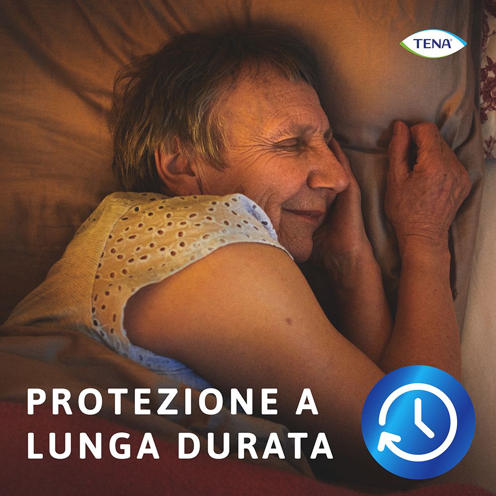 Ältere Frau im Bett. TENA-Logo. Text: Protezione a lunga durata (Lang anhaltender Schutz).