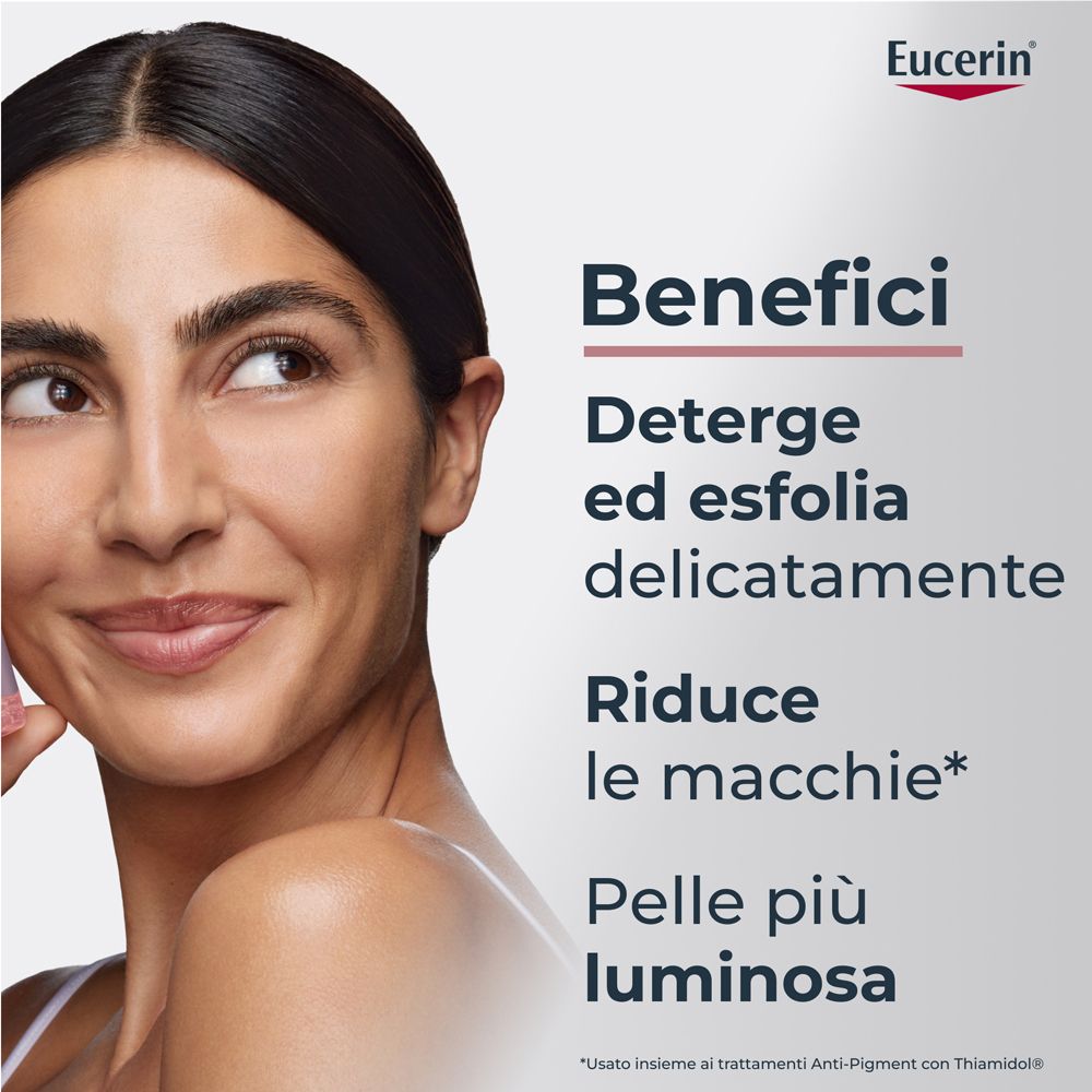 Eucerin Logo. Frau mit glatter Haut lächelt. Text: Reinigt und peelt sanft, reduziert Flecken, für strahlende Haut.