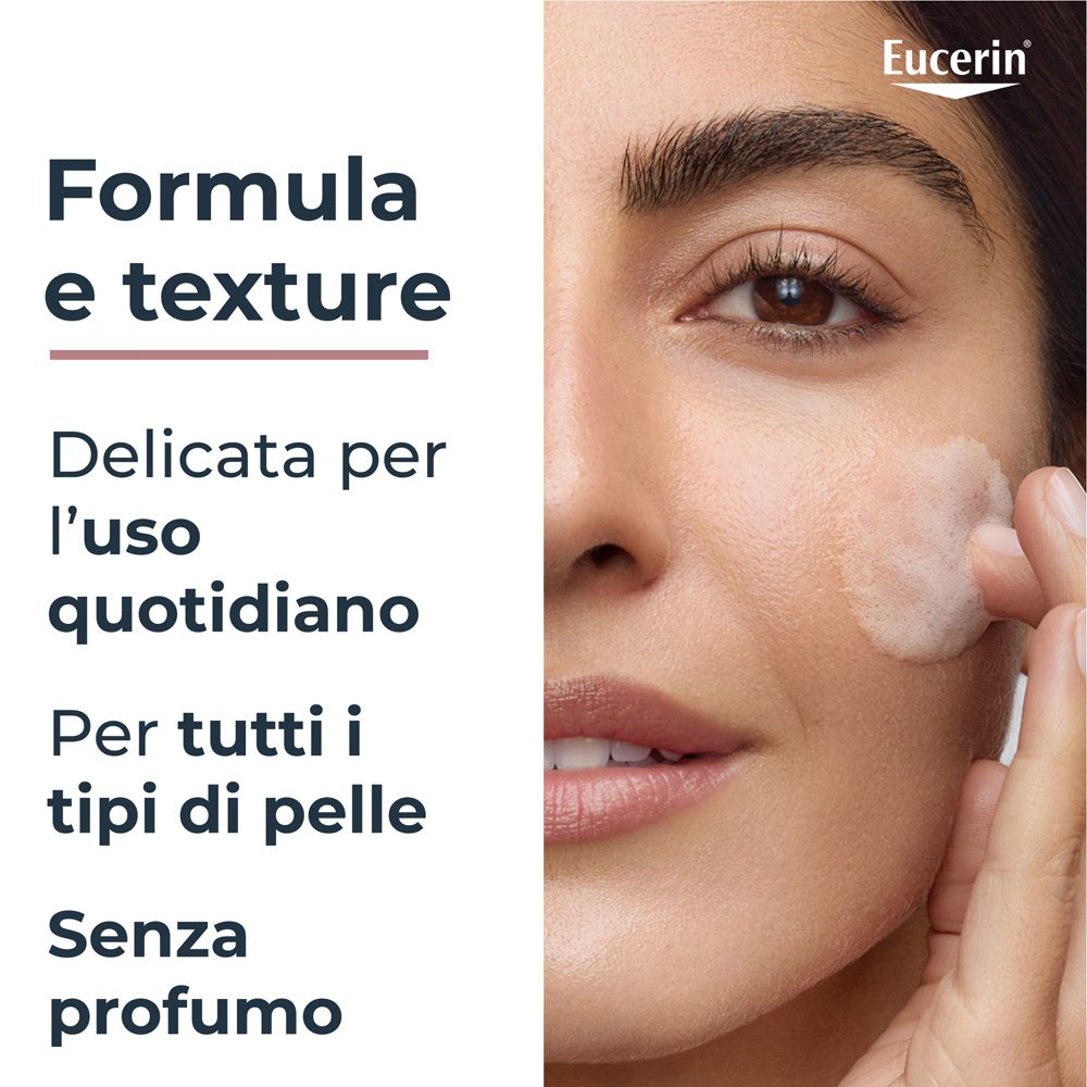 Nahaufnahme einer Frau, die eine leichte Creme auf die Wange aufträgt. Eucerin-Logo oben rechts.