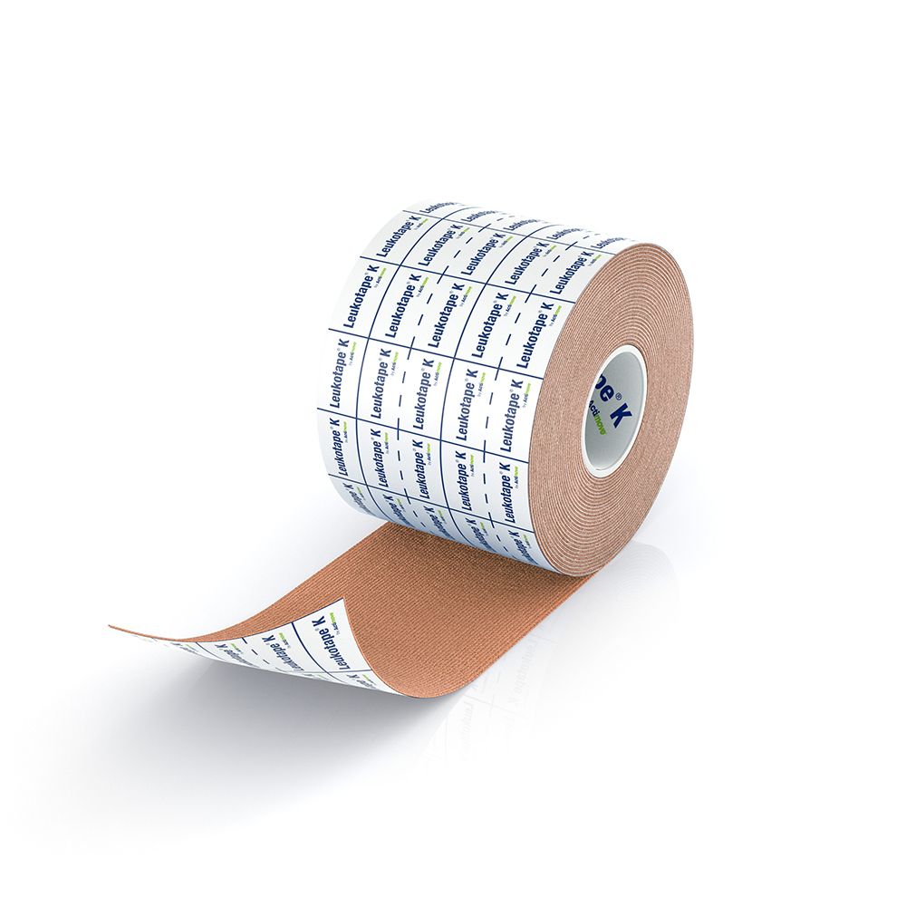 Rolle Actimove Leukotape K. Hautfarbenes Kinesiologie-Tape. Aufgedruckte Etiketten. Auf weißem Hintergrund.