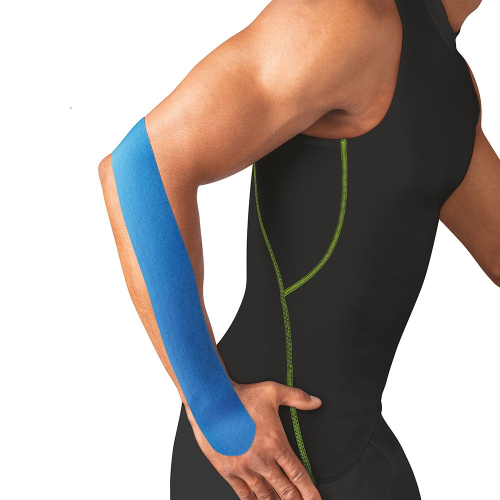 Sportler mit blauem Kinesiologie-Tape am Arm. Schwarzer Sportanzug. Nahaufnahme des Arms.