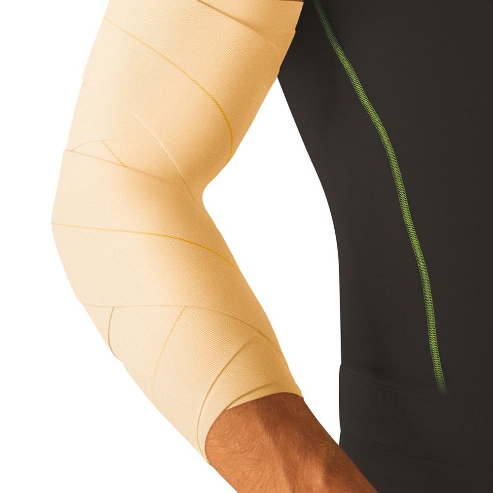 Ellbogen mit beigefarbenem elastischem Verband umwickelt. Schwarzes Sportshirt mit grüner Naht.