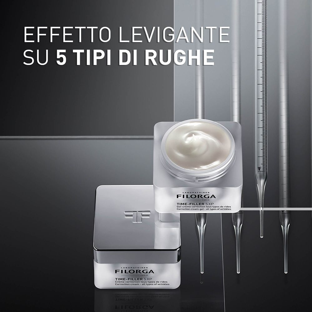 Zwei Tiegel TIME-FILLER 5XP. Text: EFFETTO LEVIGANTE SU 5 TIPI DI RUGHE. Hintergrund: Messzylinder.