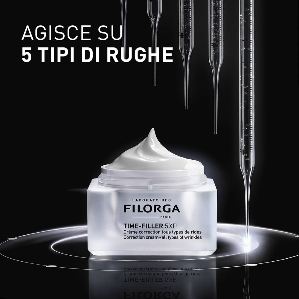 Offene Creme-Dose. Text: FILORGA, TIME-FILLER 5XP. Weiße Creme. Pipetten im Hintergrund.