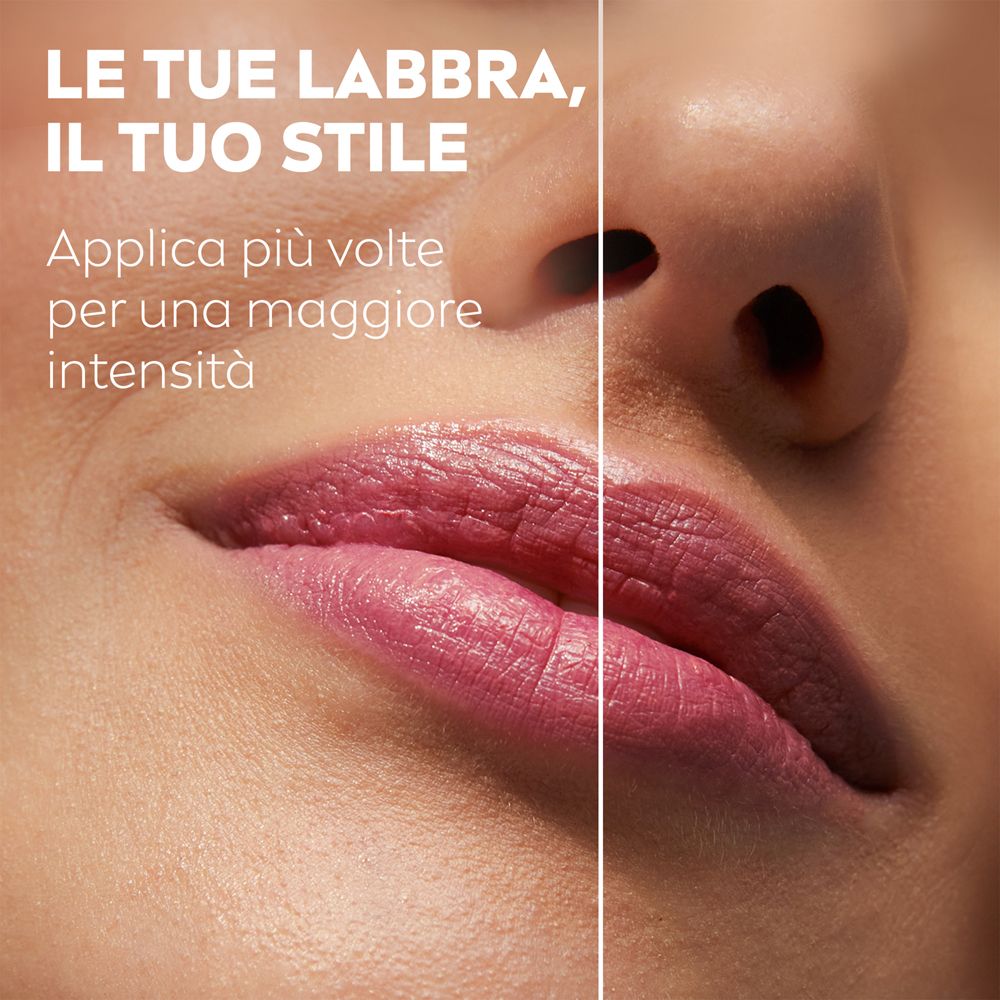 Primo piano delle labbra. Rossetto applicato. Applicare più volte per maggiore intensità. Colore rosa.